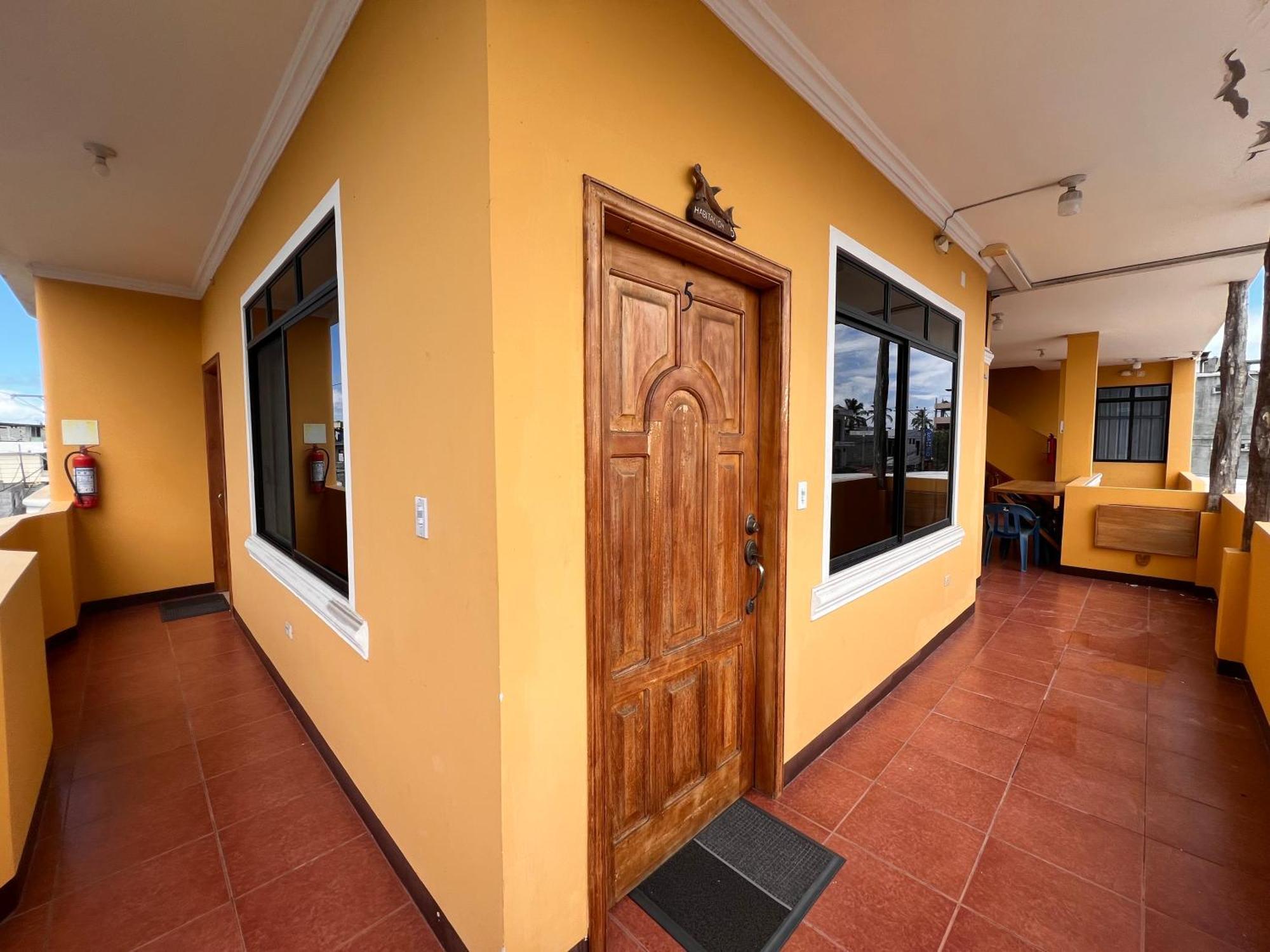 Hostal Casa Cascada Puerto Ayora  Bagian luar foto
