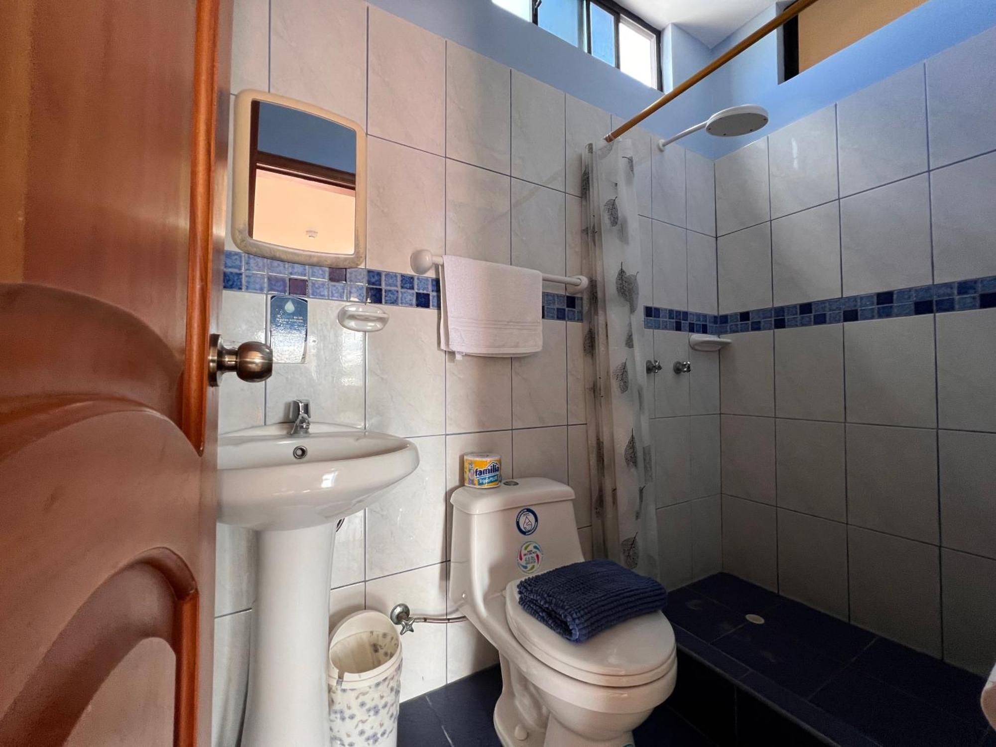 Hostal Casa Cascada Puerto Ayora  Bagian luar foto