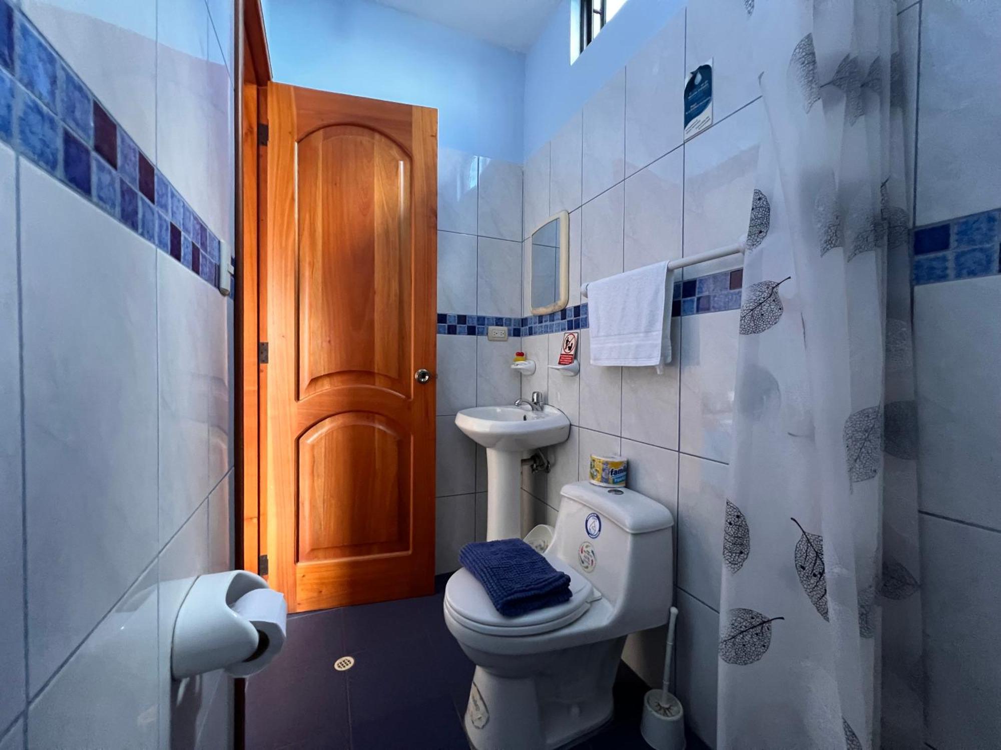Hostal Casa Cascada Puerto Ayora  Bagian luar foto