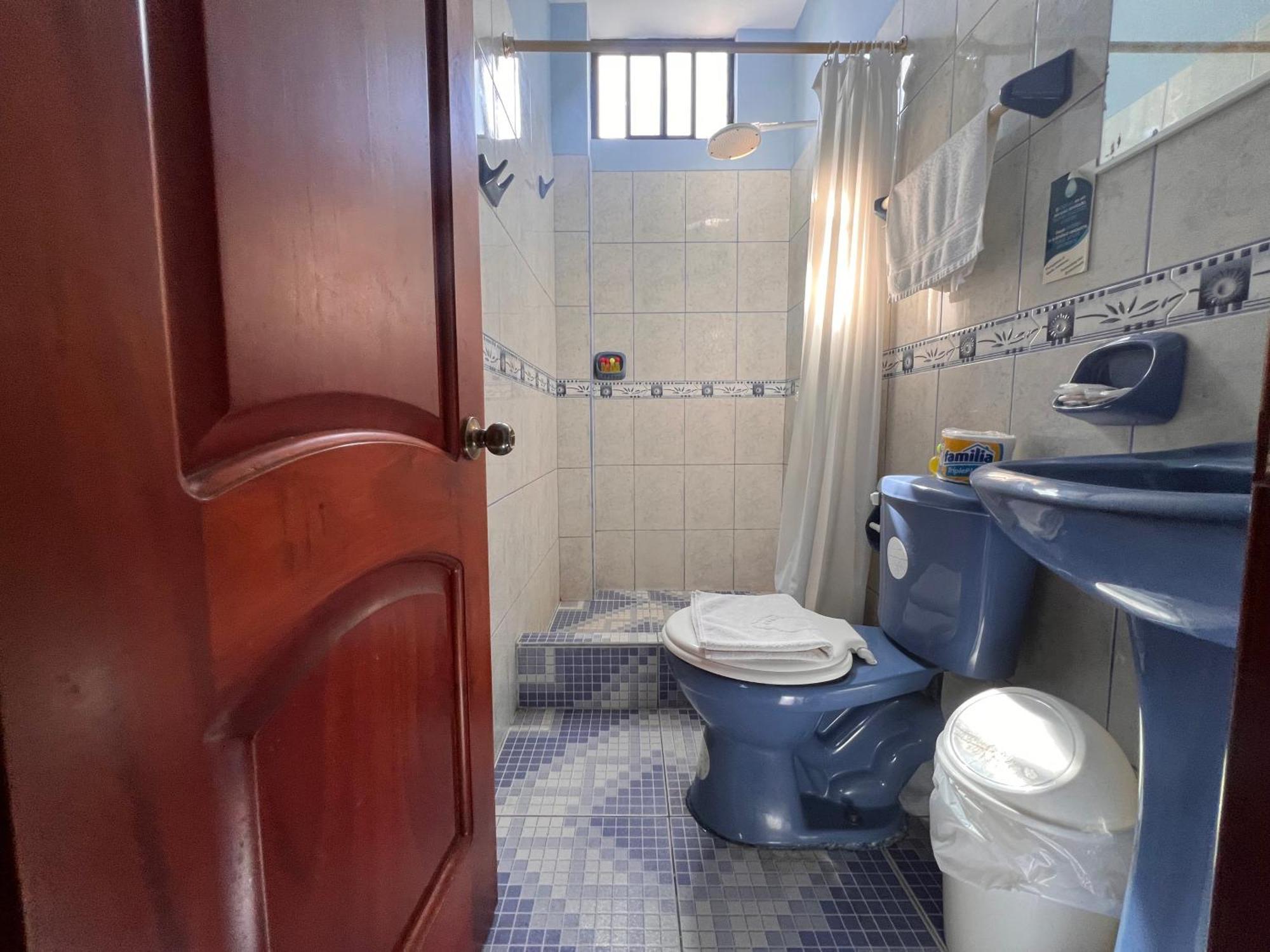 Hostal Casa Cascada Puerto Ayora  Bagian luar foto
