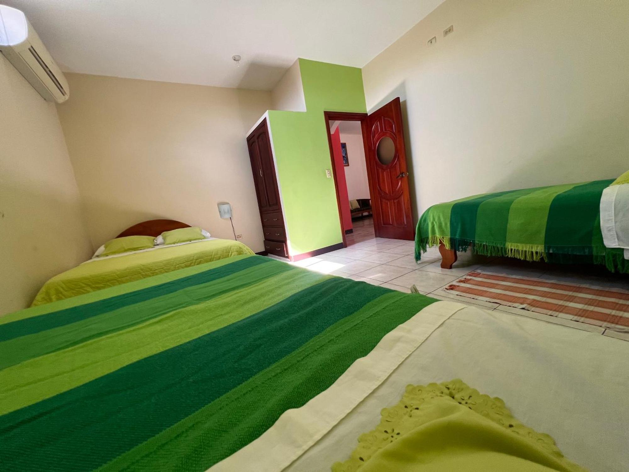 Hostal Casa Cascada Puerto Ayora  Bagian luar foto